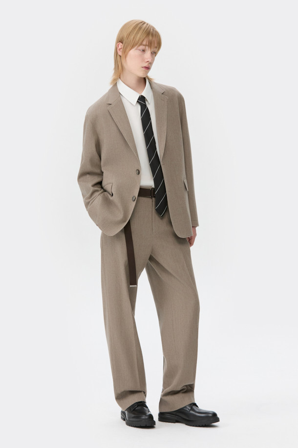 베이지 색상의 루즈 핏 코듀로이 셋업 재킷입니다. 가을과 겨울에 어울리는 두꺼운 두께감으로 보온성을 높였습니다. 싱글 버튼 방식의 블레이저 코트 타입이며, 캐주얼 및 베이직 스타일을 연출하기 좋습니다. 남성용으로, 출근룩, 비즈니스 캐주얼, 모임룩 등 다양한 TPO에 활용 가능합니다. 클래식, 미니멀, 캐주얼 스타일을 즐기는 분들께 추천합니다.
