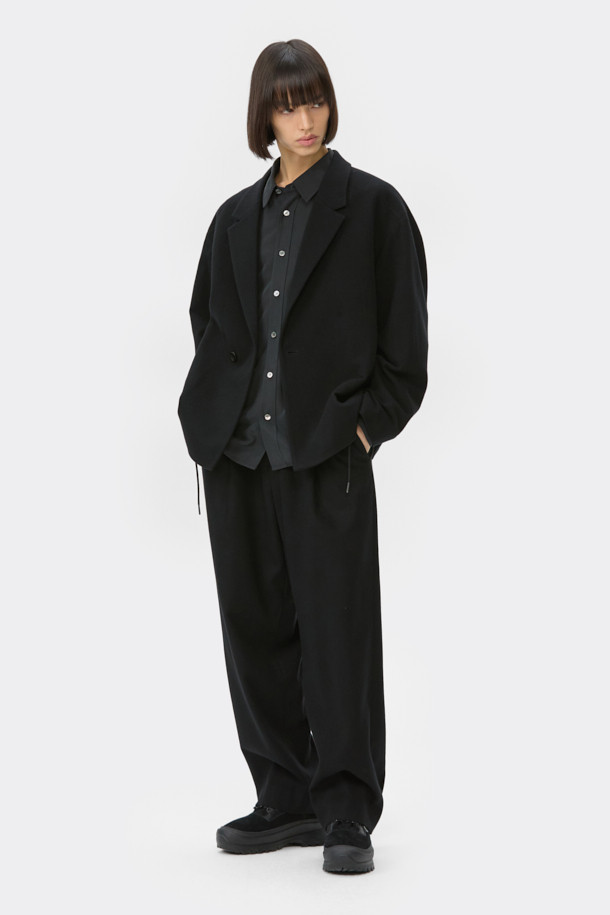 블랙 턱 디테일 울 재킷은 가을과 겨울, 출근룩을 위한 미니멀하고 시크한 스타일의 자켓입니다. 울과 폴리우레탄 혼방 소재로 제작되어 부드러운 촉감과 편안한 착용감을 제공합니다. 루즈핏 디자인에 싱글 버튼과 스냅 여밈 방식을 더해 깔끔한 실루엣을 연출합니다. 턱 디테일과 밑단 스트링, 히든 스냅 소매로 포인트를 더했으며, 긴 소매 기장으로 세련된 느낌을 선사합니다. 미니멀, 클래식, 시크한 스타일을 선호하는 분들께 추천하는 아이템입니다.
