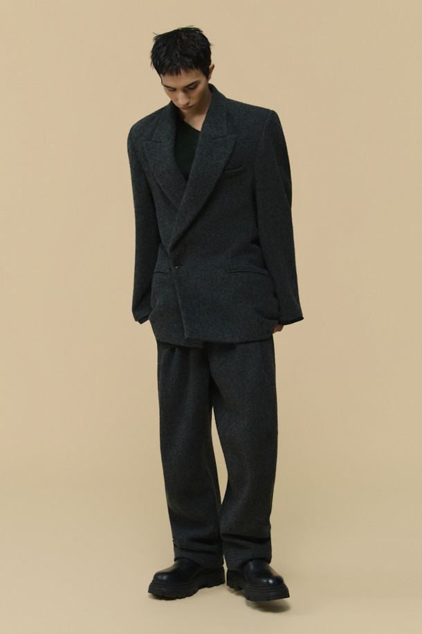 HED MAYNER (헤드 메이너)의 Grey Wool Falling Back 재킷은 모던하면서도 클래식한 스타일을 추구하는 남성을 위한 아우터입니다. 릴랙스 핏으로 편안함을 제공하며, 두꺼운 울 소재와 부드러운 촉감으로 가을과 겨울에 따뜻하게 착용할 수 있습니다. 와이드 피크드 라펠, 구조적인 어깨 패드, 후면 드레이프 디자인이 특징이며, 테일러드 코트 타입으로 오피스룩, 비즈니스 캐주얼, 모임룩 등 다양한 TPO에 활용 가능합니다. 내부 포켓과 큐프라 비스코스 혼방 안감으로 실용성과 고급스러움을 더했습니다. 미니멀하고 시크한 스타일을 선호하는 분들께 추천합니다.
