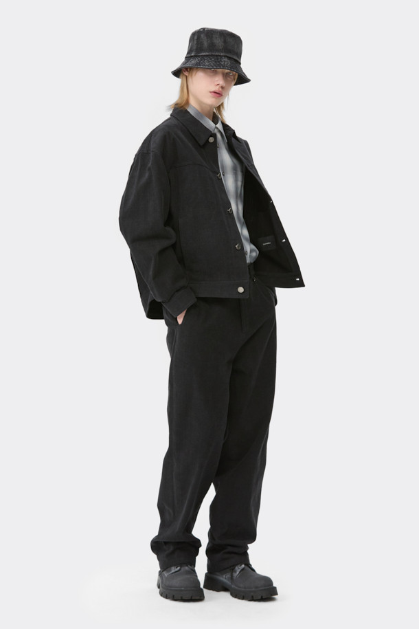 **블랙 염색 면 바지**

남성용 블랙 컬러의 면 소재 코튼 팬츠입니다. 베이직한 스타일의 긴 기장 스트레이트핏 바지로, 사계절 내내 활용하기 좋습니다. 일상복과 출근룩 모두 소화 가능한 미니멀, 클래식, 캐주얼 스타일을 연출할 수 있습니다. 무지 디자인에 메탈 장식으로 포인트를 더했으며, 밴딩 처리가 없는 것이 특징입니다.
