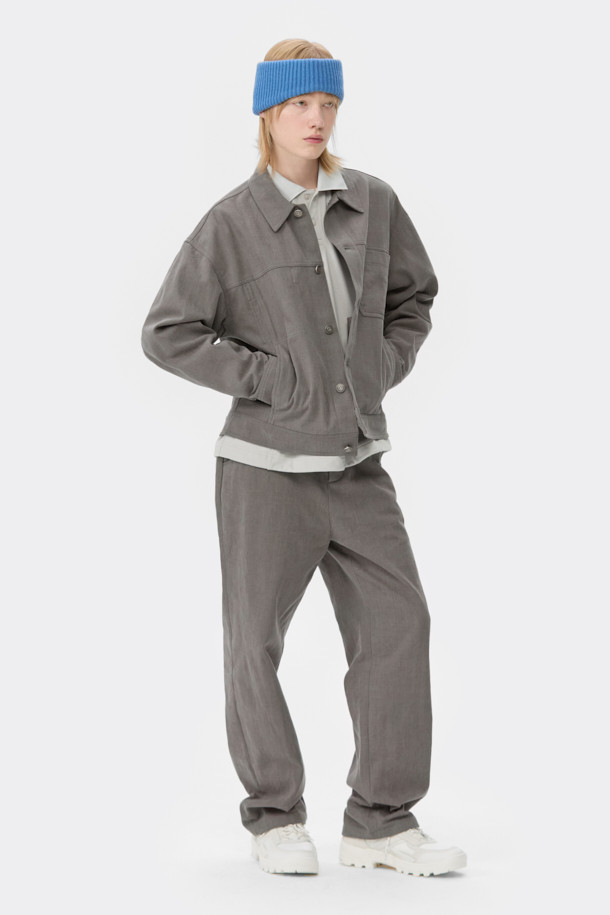 그레이 컬러의 면 100% 소재로 제작된 남성용 코튼 팬츠입니다. 데님과 유사한 다잉 코튼 트윌 소재를 사용하여 내구성과 스타일을 동시에 갖췄습니다. 베이직하고 캐주얼한 스타일로, 봄, 가을 시즌에 활용하기 좋습니다. 스트레이트핏으로 편안한 착용감을 선사하며, 허리 오비에는 메탈 장식이 더해져 포인트를 더했습니다. 출근룩과 비즈니스 캐주얼, 캐주얼, 미니멀, 클래식 스타일 연출에 적합합니다.
