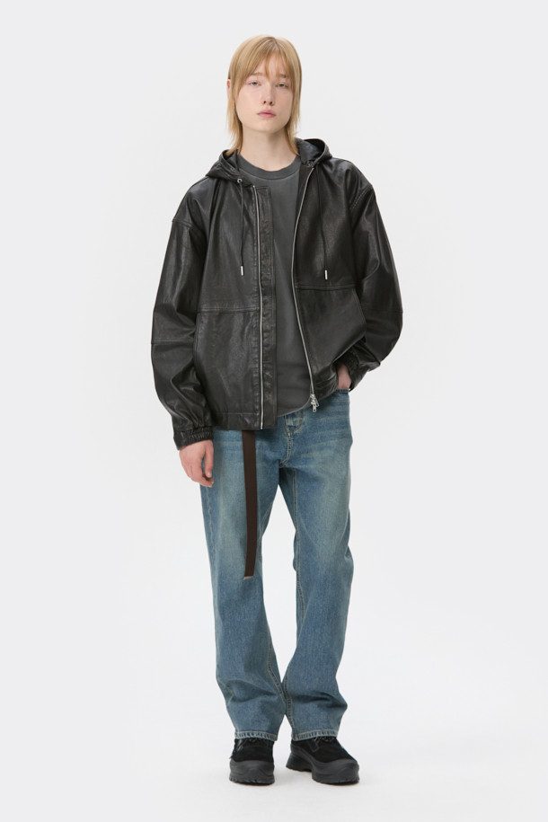 **블루 레귤러 핏 데님 팬츠**는 베이직하면서도 캐주얼한 스타일을 연출하는 남성용 긴바지입니다. 봄, 가을 시즌에 적합하며, 무지 디자인에 레귤러 핏과 테이퍼드 핏으로 편안한 착용감을 제공합니다. 데님 소재 특유의 견고함과 바이오 워싱 처리로 부드러운 촉감을 느낄 수 있습니다. 캐주얼, 미니멀, 클래식 스타일을 즐겨 입는 남성분들에게 추천합니다. 일상생활에서 폭넓게 활용할 수 있는 아이템입니다.
