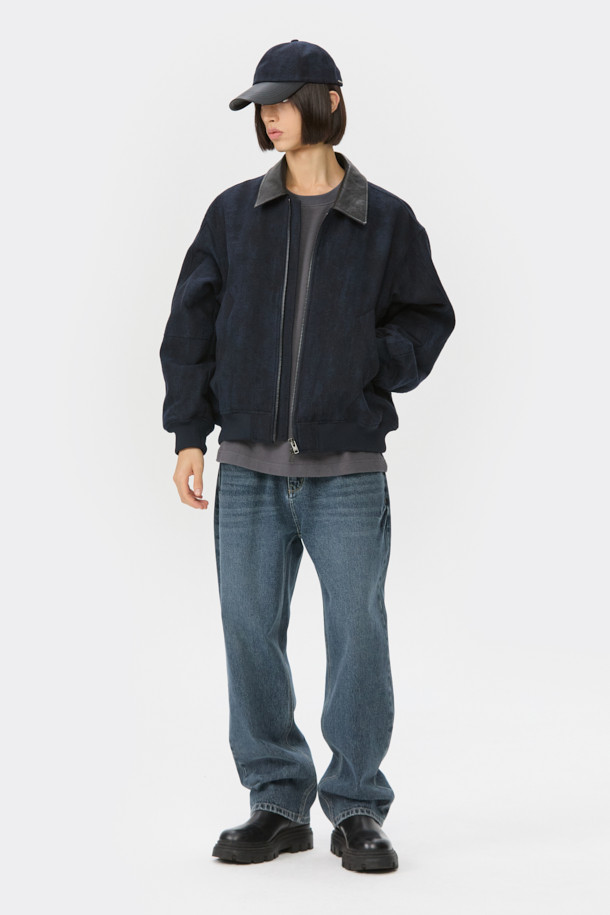 다크 블루 색상의 남성용 스트레이트 핏 데님 팬츠입니다. 사계절 모두 착용 가능하며, 캐주얼, 미니멀, 클래식 스타일을 연출하기 좋습니다. 무지 디자인으로 어떤 상의에도 잘 어울리며, 바이오 워싱, 스톤 워싱, 도밍고 워싱 처리를 거쳐 자연스러운 색감과 부드러운 촉감을 선사합니다. 출근룩이나 데이트룩처럼 다양한 TPO에 활용할 수 있으며, 일자 핏으로 편안하면서도 세련된 실루엣을 완성합니다. 중청 두께감으로 사계절 내내 활용하기 좋습니다.
