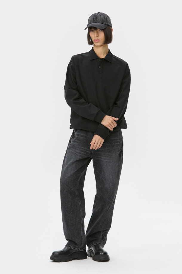 그레이 색상의 남성용 스트레이트 핏 데님 팬츠입니다. 사계절 모두 착용 가능하며, 일상 및 출근룩, 비즈니스 캐주얼에 적합합니다. 베이직하고 캐주얼한 스타일로 미니멀, 클래식한 무드를 연출합니다. 바이오워싱, 스톤워싱, 도밍고 워싱 기법으로 제작되어 자연스러운 색감과 부드러운 촉감을 선사합니다. 무지 디자인의 긴 기장으로, 어떤 상의에도 잘 어울려 활용도가 높습니다.
