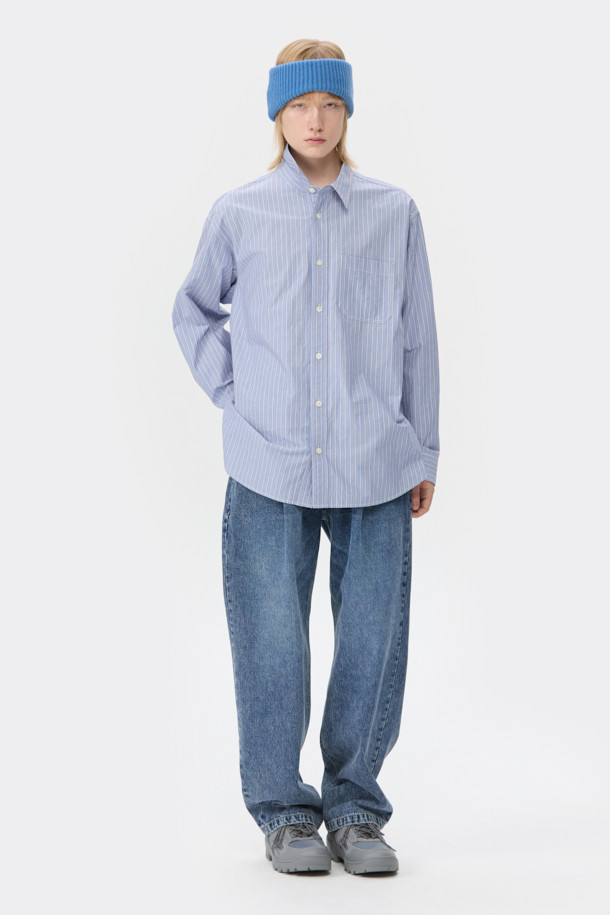 블루 루즈핏 드로우스트링 청바지는 일상, 산책, 캠핑 등 다양한 상황에 어울리는 남성용 데님 팬츠입니다. 루즈핏과 스트레이트 핏으로 편안함을 강조하며, 봄, 가을에 착용하기 좋습니다. 무지 디자인에 피그먼트 워싱과 바이오 워싱 처리를 더하여 자연스러운 멋을 냈습니다. 허리 밴딩과 드로우스트링으로 편안한 착용감을 제공하며, 캐주얼, 미니멀, 시티보이 스타일을 연출하기에 좋습니다.

