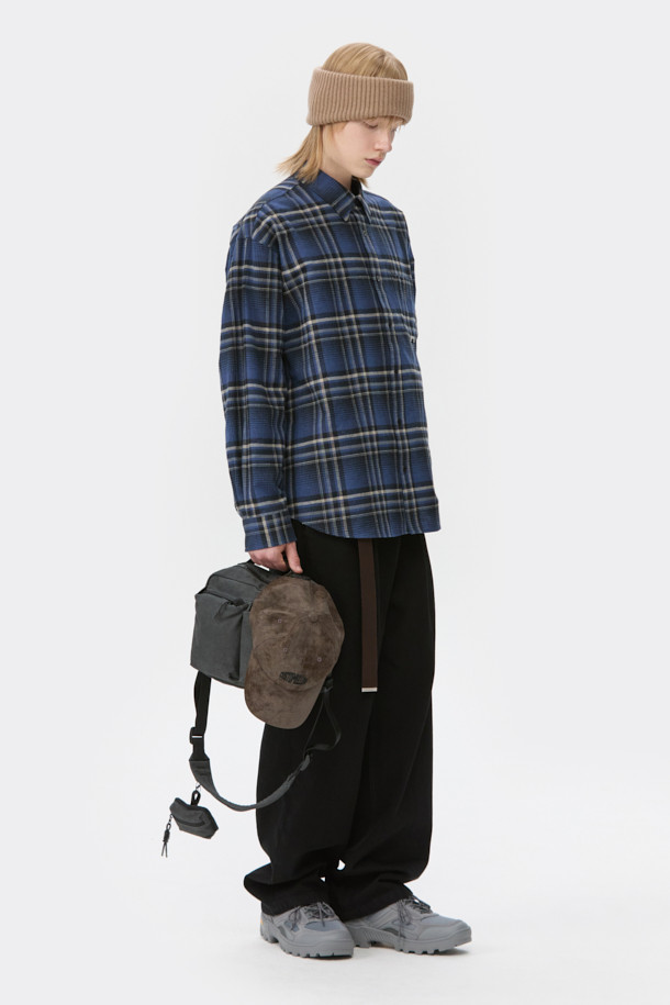 블랙 루즈핏 드로우스트링 청바지를 소개합니다. 편안한 착용감을 선사하는 루즈핏으로, 캐주얼하고 미니멀한 스타일을 연출하기 좋습니다. 부드러운 데님 소재에 바이오 워싱과 스톤 워싱 처리를 더해 자연스러운 멋을 더했습니다. 허리 부분은 드로우스트링(조임 끈)으로 조절하여 편리하게 착용할 수 있으며, 사계절 내내 활용하기 좋은 아이템입니다. 일상복으로 편안하게 즐겨 입을 수 있는 남성 데님팬츠입니다.
