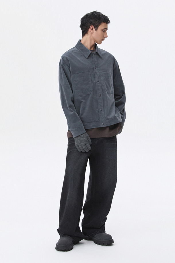 블랙 와이드 핏 엠보 워싱 데님 팬츠는 남성 고객을 위한 캐주얼 스타일의 아이템입니다. 사계절 모두 착용 가능하며, 출근룩과 모임룩에 모두 잘 어울립니다. 넉넉한 와이드 핏으로 편안함을 강조했으며, 스톤 워싱과 엠보 워싱 디테일이 빈티지한 멋을 더합니다. 허리에는 스트링이 있어 사이즈 조절이 용이합니다. 미니멀, 시티보이 스타일을 즐겨 입는 분들께 추천합니다.
