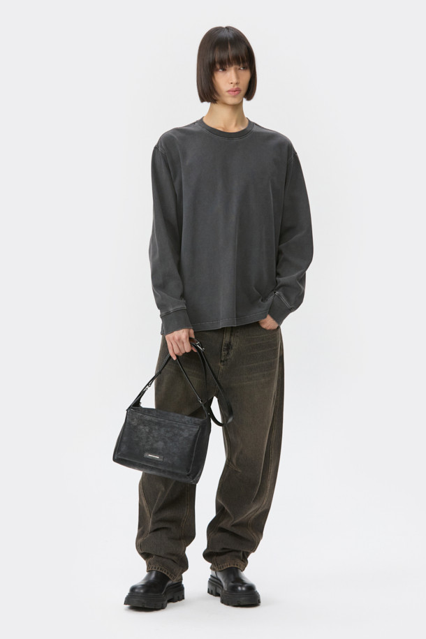 브라운 컬러의 데님 소재 "브라운 다트 디테일 청바지"입니다. 벌룬핏 루즈핏으로 편안한 착용감을 선사하며, 봄, 가을 시즌에 적합합니다. 바이오워싱과 스톤워싱 처리된 데님은 부드러운 촉감과 자연스러운 워싱 디테일을 자랑합니다. 다트 디테일과 아웃심 커브 디자인이 돋보이며, 캐주얼 및 미니멀 스타일의 산책룩에 활용하기 좋습니다. 남녀 모두 착용 가능한 디자인으로, 일상에서 폭넓게 활용할 수 있습니다.
