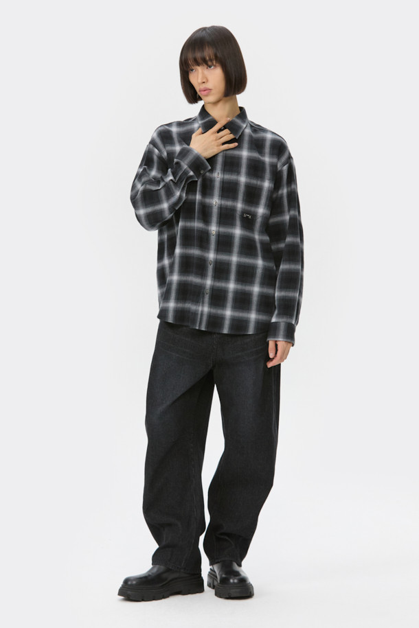 블랙 다트 디테일 코듀로이 청바지는 가을, 겨울 시즌에 어울리는 남성용 벌룬핏 팬츠입니다. 코듀로이와 데님 소재를 혼방하여 제작되었으며, 두께감 있는 원단으로 포근한 착용감을 선사합니다. 다트 디테일과 아웃심 커브 디자인이 특징이며, 바이오 워싱 및 스톤 워싱 가공을 거쳐 빈티지한 무드를 더했습니다. 캐주얼, 미니멀, 클래식 스타일을 즐겨 입는 분들께 추천하며, 루즈핏으로 편안하게 착용 가능합니다.
