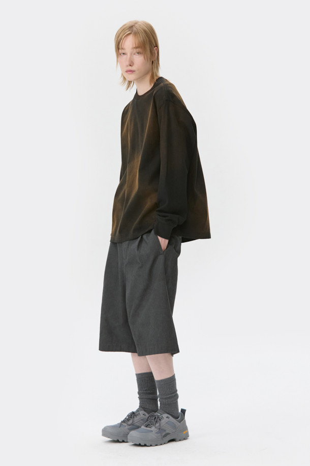 그레이 염색 코튼 버뮤다 쇼츠는 여름철 캐주얼 스타일을 위한 완벽한 선택입니다. 부드러운 면 소재로 제작되어 편안한 착용감을 제공하며, 와이드핏 디자인으로 여유로운 실루엣을 연출합니다. 빈티지 워싱 가공을 거쳐 자연스러운 멋을 더했으며, 사이드 외입술 포켓으로 실용성을 높였습니다. 여행룩, 휴가룩, 여름 바캉스룩에 활용하기 좋으며, 미니멀하고 리조트 스타일을 즐기는 분들께 추천합니다.
