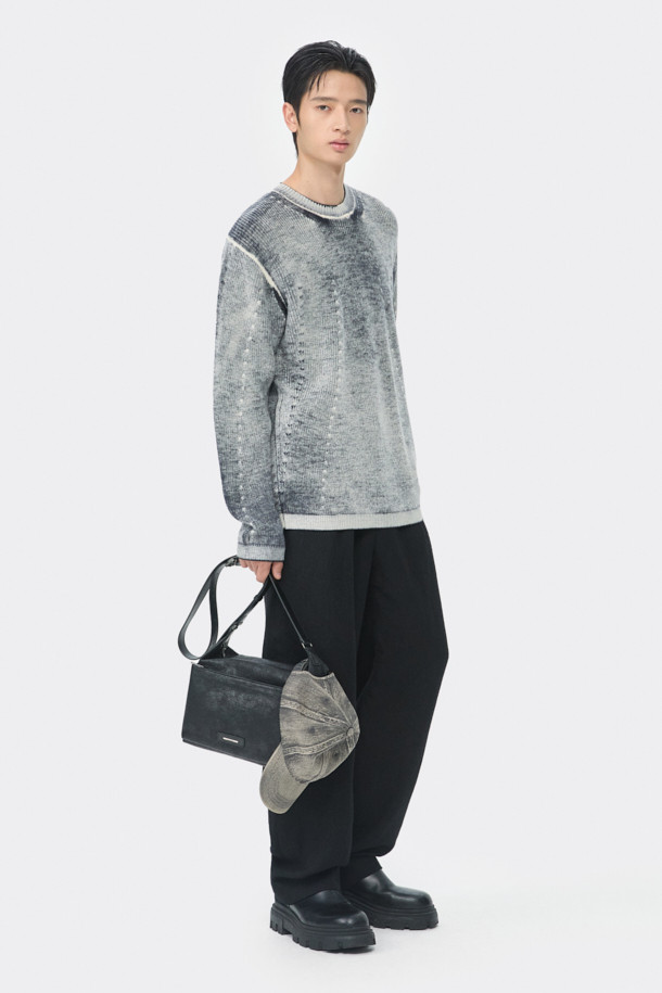 블랙 와이드 핏 팬츠는 남성용 슬랙스로, 일상, 오피스룩, 비즈니스 캐주얼, 모임룩 등 다양한 TPO에 적합합니다. 레이온, 폴리에스테르, 울, 폴리우레탄 혼방 소재로 제작되어 부드러운 촉감을 선사하며, 사계절 내내 착용 가능합니다. 와이드핏에 롱 기장으로, 클래식, 미니멀, 시크 스타일을 연출하기 좋습니다. 허리 부분에 원턱 디테일과 메탈 장식이 더해져 세련된 느낌을 더하며, 하프 밴딩 처리로 편안한 착용감을 제공합니다. 무지 디자인으로 어떤 상의와도 매치하기 용이합니다.
