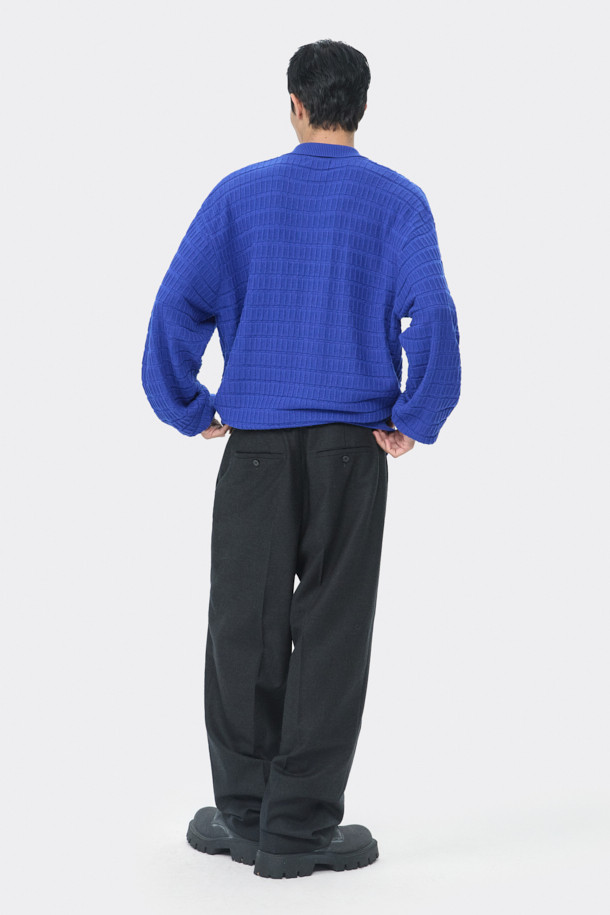 그레이 와이드 핏 팬츠는 남성을 위한 베이직 스타일의 긴 바지입니다. 레이온, 폴리에스테르, 울, 폴리우레탄 혼방 소재로 제작되어 부드러운 촉감을 선사하며, 봄, 가을에 착용하기 좋습니다. 와이드 핏으로 편안함을 강조했으며, 하프 밴딩과 원턱 디테일, 허리 오비 메탈 장식이 특징입니다. 출근룩, 비즈니스 캐주얼, 모임룩 등 다양한 TPO에 활용 가능하며, 클래식, 미니멀, 시크 스타일을 연출하기 좋습니다.
