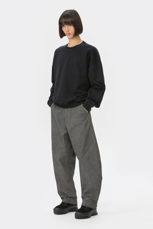 그레이 컬러의 Grey Volume Incision 팬츠는 캐주얼 및 미니멀 스타일을 즐기는 남성 고객을 위한 제품입니다. 면 소재로 제작되어 편안한 착용감을 제공하며, 루즈핏 벌룬핏으로 트렌디한 실루엣을 연출합니다. 절개 라인, 장식 다트, 장식 스티치 등의 디자인 디테일이 돋보이며, 밴딩 처리로 활동성을 높였습니다. 일상에서 편안하게 착용하기 좋은 팬츠입니다.
