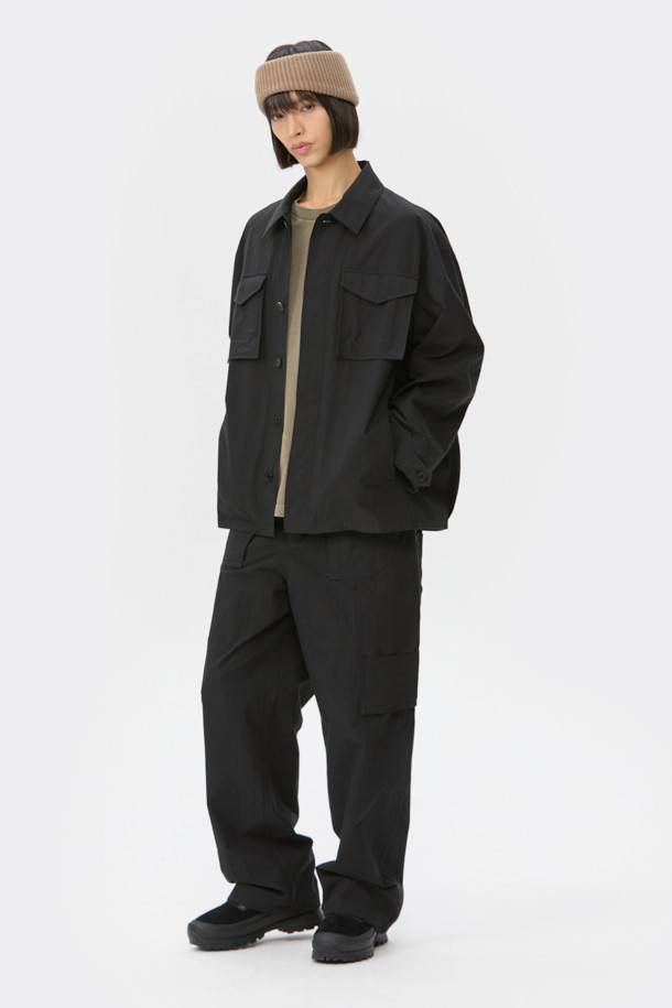 블랙 멀티 포켓 팬츠는 남성용 캐주얼 스타일의 긴 바지입니다. 면 소재로 제작되어 사계절 내내 편안하게 착용할 수 있으며, 밴딩 허리 스트링과 밑단 스트링, 스토퍼 디테일로 편안한 착용감을 제공합니다. 루즈핏으로 제작되어 여유로운 실루엣을 연출하며, 다양한 수납을 위한 멀티 포켓 디자인으로 실용성을 더했습니다. 미니멀하고 시티보이 스타일을 즐기는 분들께 추천합니다.
