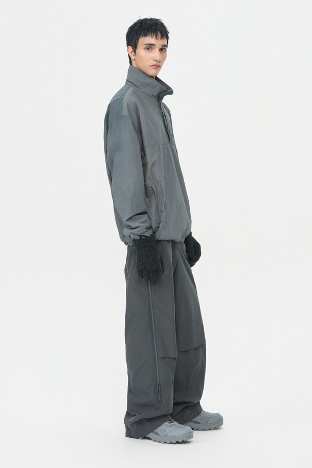 다크그레이 컬러의 Grey 사이드 지퍼 디테일 팬츠입니다. 나일론과 폴리에스테르 혼방 소재로 제작되어 사계절 내내 착용 가능하며, 은은한 광택감이 특징입니다. 와이드핏으로 편안한 착용감을 선사하며, 앞뒤 절개 디테일과 사이드 2-Way 지퍼 디테일로 포인트를 더했습니다. 하프 밴딩과 스트링으로 허리 조절이 용이하며, 출근룩, 비즈니스 캐주얼, 미니멀, 스포티, 캐주얼 스타일 모두 소화 가능한 활용도 높은 아이템입니다.
