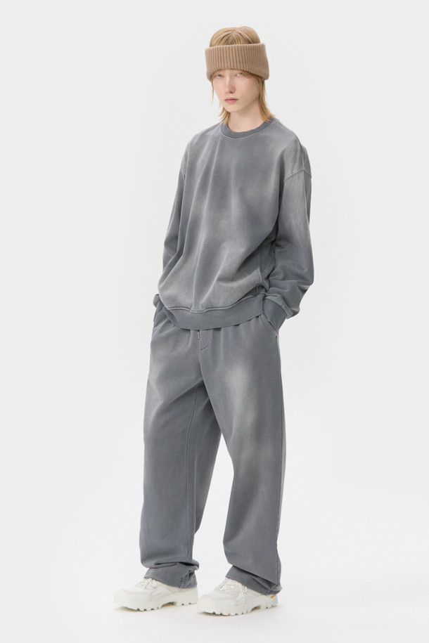 그레이 염색 스웻 팬츠는 부드러운 면 소재로 제작되어 편안한 착용감을 선사합니다. 루즈핏으로 제작되어 캐주얼하고 스포티한 스타일을 연출하며, 봄, 가을, 겨울 모두 활용 가능합니다. 다잉 가공과 탈색 브러쉬 가공으로 빈티지한 멋을 더했으며, 허리 스트링과 밑단 스트링 스토퍼 디테일로 실용성을 높였습니다. 집콕, 산책, 여행 등 다양한 TPO에 활용하기 좋은 데일리 아이템입니다.
