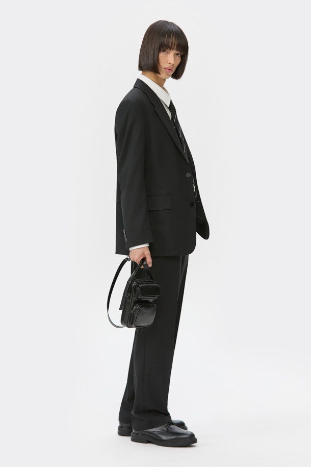 남성용 블랙 릴렉스 핏 울 블렌드 셋업 팬츠입니다. 가을, 겨울 시즌에 어울리는 포멀하고 클래식한 스타일의 긴 바지입니다. 울 30.6%, 폴리에스테르 69.4% 혼방 소재로 제작되어 편안한 착용감을 선사하며, 하프 밴딩 처리로 활동성을 더했습니다. 오피스룩, 비즈니스 캐주얼, 출근룩 등 다양한 TPO에 활용 가능하며, 셋업으로도 연출할 수 있습니다. 미니멀한 디자인으로 어떤 상의와도 쉽게 매치하여 클래식한 스타일을 완성해보세요.
