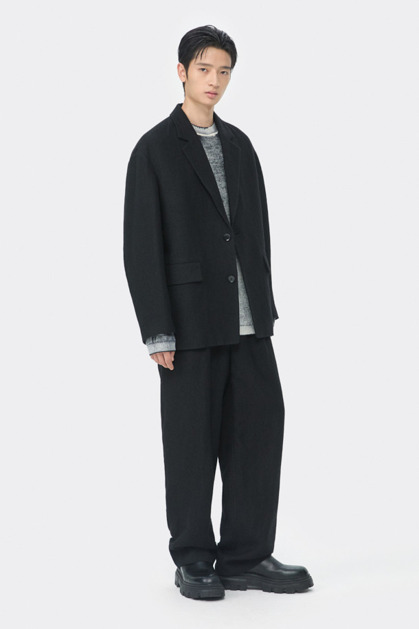 블랙 와이드 핏 거즈 셋업 팬츠는 가을, 겨울 시즌 남성들을 위한 포멀 스타일의 셋업 팬츠입니다. 일본 수입 거즈 조직 소재로 제작되어 부드러운 촉감과 고급스러운 분위기를 선사합니다. 와이드핏으로 편안한 착용감을 제공하며, 원턱 디자인과 스트링 디테일이 더해져 미니멀하면서도 시크한 매력을 더합니다. 오피스룩, 비즈니스 캐주얼, 모임룩 등 다양한 TPO에 활용 가능하며, 클래식한 스타일을 선호하는 분들께 추천합니다. 하프 밴딩 처리로 활동성을 높였습니다.
