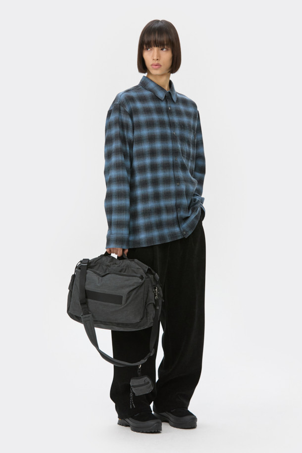 블랙 벨벳 드로우스트링 팬츠는 부드러운 촉감의 벨벳 소재와 포근한 두께감으로 가을, 겨울 시즌에 안성맞춤입니다. 와이드핏으로 편안함을 강조했으며, 하프 밴딩과 스트링 디테일로 활동성을 더했습니다. 무지 디자인에 원턱을 더해 캐주얼하면서도 미니멀한 스타일을 연출할 수 있습니다. 출근룩과 모임룩 모두 소화 가능한 활용도 높은 아이템입니다.
