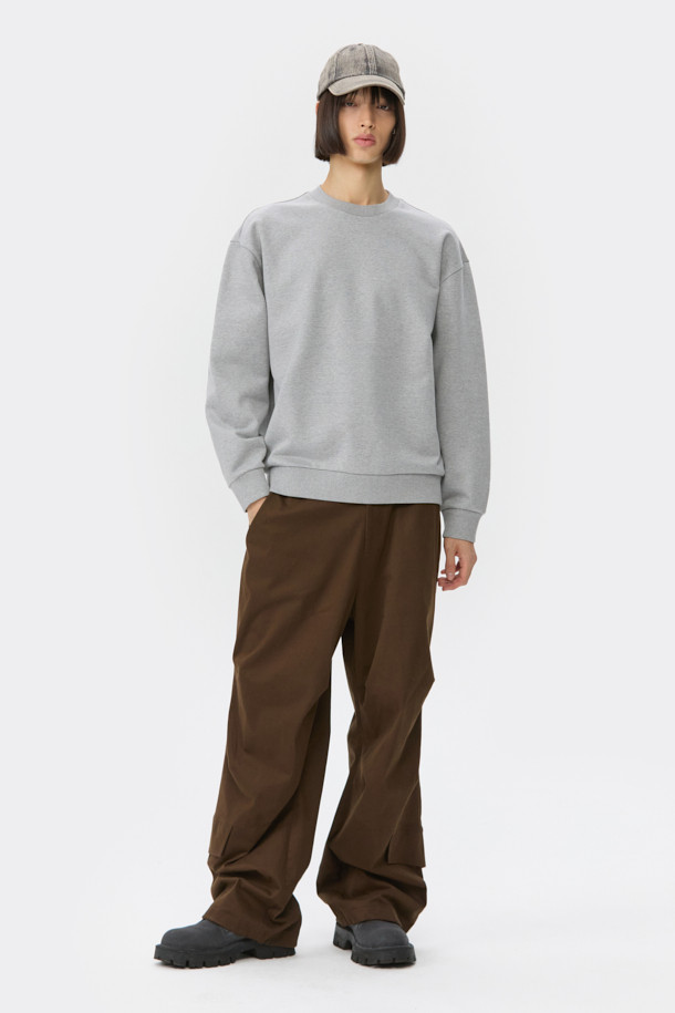 브라운 플랩 디테일 팬츠는 남성용 와이드 팬츠로, 가을과 겨울에 따뜻하게 착용할 수 있습니다. 겉감은 면 소재, 안감은 기모로 제작되어 부드러운 착용감을 선사하며, 신축성이 있어 편안한 활동성을 보장합니다. 루즈핏에 두꺼운 두께감으로 보온성을 높였으며, 무지 패턴에 페이크 플랩 포켓, 다트, 허리 비조 디테일이 더해져 캐주얼하면서도 클래식한 무드를 연출합니다. 출근룩이나 모임룩 등 다양한 TPO에 활용 가능하며, 미니멀한 스타일을 즐기는 분들께 추천합니다.
