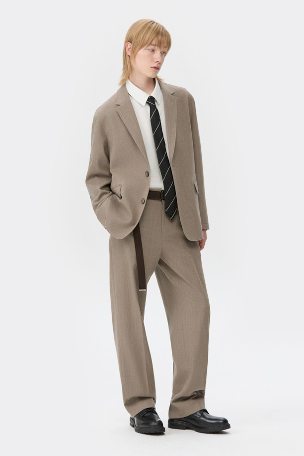 베이지 색상의 루즈핏 코듀로이 셋업 팬츠입니다. 가을과 겨울에 어울리는 두꺼운 두께감으로 포멀 및 클래식 스타일을 연출하기 좋습니다. 울 88%, 폴리에스터 10.1%, 폴리우레탄 1.9%의 혼용률로 제작되었으며, 하프 밴딩으로 편안한 착용감을 제공합니다. 오피스룩, 비즈니스 캐주얼, 모임룩 등 다양한 TPO에 활용 가능하며, 미니멀하고 클래식한 스타일을 선호하는 남성분들께 추천합니다. 셋업으로 출시되어 더욱 간편하게 스타일링을 완성할 수 있습니다.
