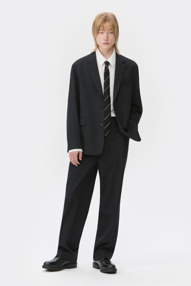 블랙 루즈 핏 코듀로이 셋업 팬츠는 가을, 겨울 시즌에 어울리는 남성용 바지입니다. 두꺼운 두께감의 코듀로이 소재로 제작되어 포멀한 스타일을 연출하며, 루즈핏 디자인으로 편안한 착용감을 선사합니다. 하프 밴딩 디테일이 있으며, 세트업으로도 활용 가능하여 출근룩, 비즈니스 캐주얼, 모임룩 등 다양한 TPO에 적합합니다. 클래식, 미니멀, 시크한 스타일을 선호하는 분들께 추천합니다.
