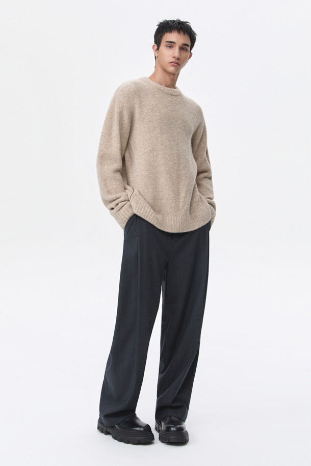 그레이 와이드 핏 원턱 스트라이프 셋업 팬츠는 가을, 겨울 시즌 남성들을 위한 클래식 스타일의 팬츠입니다. 울, 폴리에스테르, 캐시미어, 폴리우레탄 혼방 소재로 제작되어 부드러운 촉감과 편안한 착용감을 선사합니다. 릴랙스 핏에 와이드한 실루엣, 핀턱 디테일, 벨트고리, 버클 허리끈으로 디자인되어 출근룩, 비즈니스 캐주얼, 모임룩 등 다양한 TPO에 활용 가능합니다. 미니멀하고 시크한 분위기를 연출하며, 스트라이프 패턴으로 세련된 포인트를 더했습니다. 벨트 착용이 가능하며, 셋업 스타일링으로 더욱 완성도 높은 룩을 연출할 수 있습니다.
