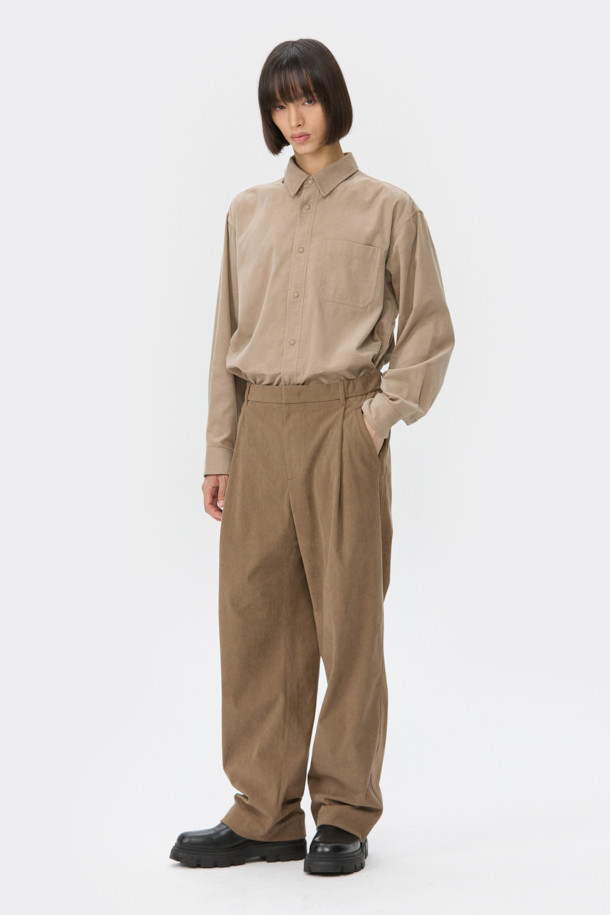 베이지 와이드 핏 원턱 코듀로이 팬츠는 포근한 분위기를 연출하는 남성용 코듀로이 팬츠입니다. 넉넉한 와이드 핏으로 편안한 착용감을 선사하며, 가을과 겨울에 따뜻하게 입을 수 있는 두꺼운 두께감의 코듀로이 소재로 제작되었습니다. 허리 부분은 하프 밴딩 처리되어 활동성을 높이고, 원턱 디테일과 사이드 포켓으로 실용성을 더했습니다. 출근룩이나 모임룩 등 다양한 TPO에 캐주얼, 클래식, 미니멀 스타일로 활용하기 좋습니다. 부드러운 촉감과 베이직한 디자인으로 데일리 팬츠로 손색없습니다.
