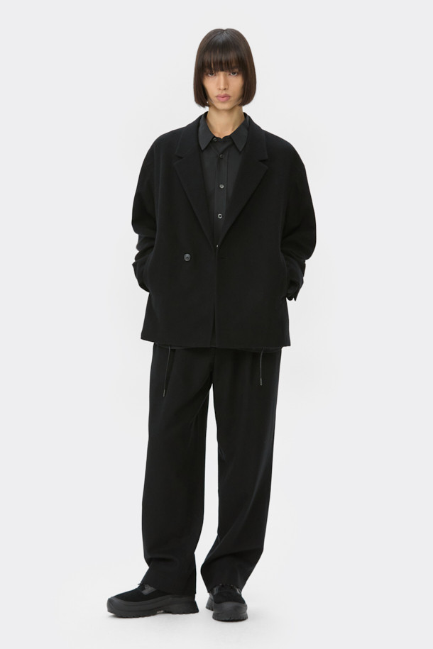 블랙 와이드 핏 턱 울 팬츠는 가을과 겨울에 어울리는 클래식 스타일의 울 팬츠입니다. 넉넉한 루즈핏 와이드 실루엣으로 편안하면서도 시크한 무드를 연출합니다. 턱 디테일과 밑단 스트링으로 디자인 포인트를 더했으며, 히든 스냅 소매로 깔끔함을 강조했습니다. 오피스룩, 출근룩, 모임룩 등 다양한 TPO에 활용 가능하며, 미니멀하고 시크한 스타일을 완성합니다.
