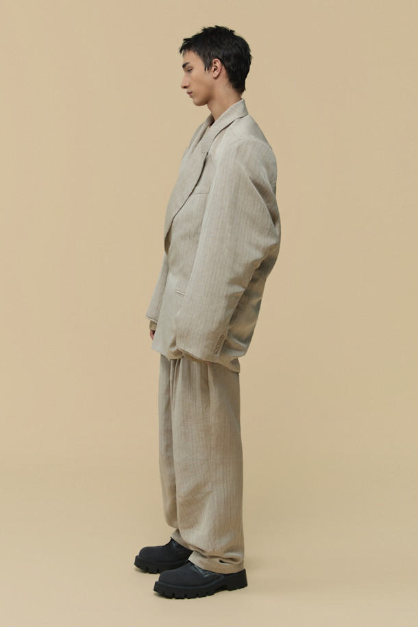 [HED MAYNER] 아이보리 린넨 커브드 팬츠는 미니멀하고 모던한 스타일을 추구하는 남성분들을 위한 제품입니다. 부드러운 린넨과 레이온 혼방 소재로 제작되어 봄, 여름 시즌에 시원하게 착용하기 좋습니다. 와이드 핏과 루즈핏으로 편안한 착용감을 선사하며, 허리선 주름, 무릎 다트 디테일, 뒷절개 라인이 돋보입니다. YKK 지퍼와 사이드, 후면 포켓 디테일로 실용성을 더했으며, 데이트룩, 출근룩 등 다양한 TPO에 활용 가능합니다.
