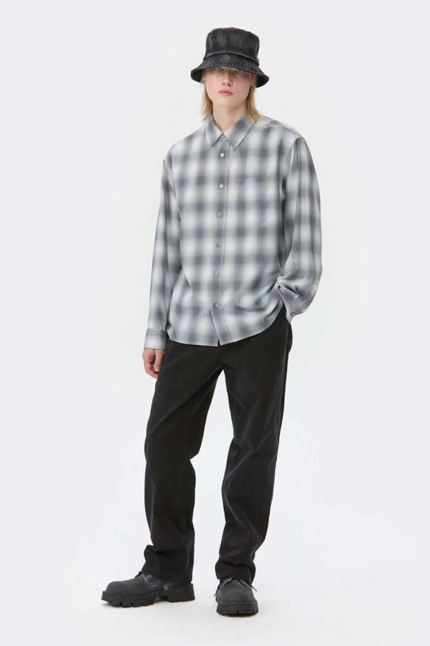 그레이 릴렉스 핏 체크 셔츠는 남성용 셔츠로, 캐주얼하고 미니멀한 스타일을 연출하기 좋습니다. 봄, 가을에 적합하며, 출근룩 및 비즈니스 캐주얼에도 활용 가능한 TPO를 갖췄습니다. 폴리에스터, 코튼, 레이온 혼방 소재로 제작되어 편안한 착용감을 선사하며, 레귤러 기장의 차이나칼라 디자인에 긴 소매와 릴렉스 핏으로 활동성을 높였습니다. 넉넉한 핏과 체크 패턴으로 편안하면서도 세련된 분위기를 자아내며, 체스트 포켓 디테일로 실용성을 더했습니다.
