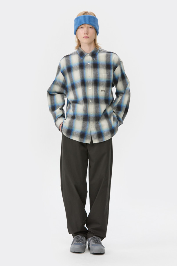 아이보리 오버핏 체크 셔츠는 남성용 상의입니다. 면 소재로 제작되어 봄, 가을에 착용하기 좋으며, 캐주얼, 클래식, 미니멀 스타일을 연출할 수 있습니다. 넉넉한 오버핏에 긴 소매, 카라넥 디자인이 특징이며, 출근룩이나 비즈니스 캐주얼에도 활용 가능합니다. 아이보리 및 블루 컬러의 체크 패턴과 포켓 디테일, 금속 장식이 포인트입니다. 레귤러 기장으로 다양한 하의와 매치하기 용이합니다.
