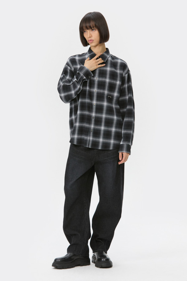 블랙 오버핏 체크 셔츠는 캐주얼한 무드를 연출하는 남성용 셔츠입니다. 가을, 겨울 시즌에 어울리는 두께감의 면 소재로 제작되었으며, 톤온톤 블랙과 그레이 컬러의 체크 패턴이 특징입니다. 넉넉한 오버핏으로 편안한 착용감을 제공하며, 카라 디자인과 긴 소매 기장으로 클래식한 느낌을 더했습니다. 출근룩과 모임룩 모두 활용 가능하며, 포켓 디테일과 금속 장식이 포인트로 더해져 미니멀하면서도 세련된 스타일을 완성합니다.
