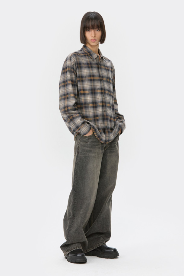 오렌지 색상과 브라운 컬러가 조화로운 오버핏 스트링 체크 셔츠입니다. SOMELOS 유럽 수입 면 원단을 사용하여 부드러운 촉감을 선사하며, 봄, 가을 시즌에 착용하기 좋습니다. 차이나칼라와 긴 소매, 레귤러 기장으로 깔끔한 핏을 연출하며, 캐주얼한 스타일을 완성합니다. 스트링 디테일과 체스트 포켓, 와펜 포인트가 더해져 개성 있는 데이트룩, 여행룩을 연출해보세요. 셔츠 하나만으로 캐주얼, 클래식, 미니멀 무드를 모두 소화할 수 있습니다.
