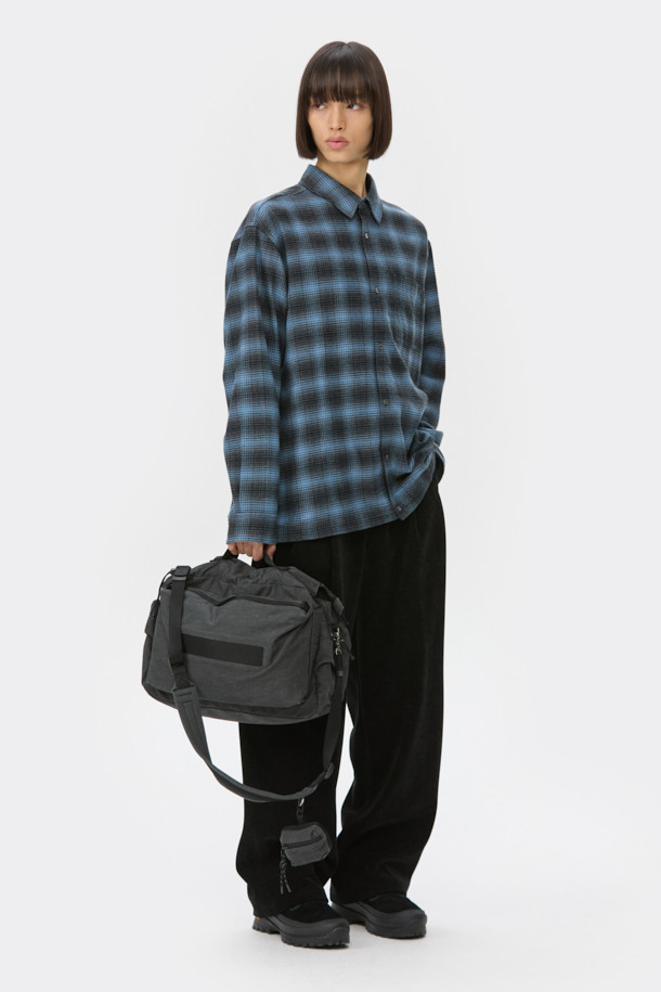 블루 오버사이즈 핏 스트링 체크 셔츠는 캐주얼 무드를 연출하는 남녀 공용 셔츠입니다. 봄, 가을 시즌에 적합하며, 데이트룩, 모임룩, 캐주얼, 클래식, 미니멀 스타일 연출에 활용할 수 있습니다. 옴브레 체크 패턴과 긴소매, 카라넥 디자인이 특징이며, 넉넉한 오버핏으로 편안한 착용감을 선사합니다. 면 소재에 스트링 디테일, 체스트 포켓, 와펜 포인트로 포인트를 더했으며, SOMELOS 유럽 수입 원단을 사용하여 고급스러운 퀄리티를 자랑합니다.
