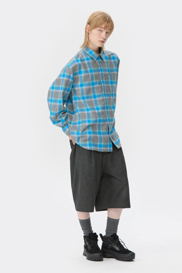 블루 오버사이즈 핏 레이어드 체크 셔츠는 캐주얼, 클래식, 미니멀 스타일을 즐기는 남성분들을 위한 제품입니다. 봄, 가을에 어울리는 긴 소매 셔츠로, 일상과 데이트룩, 봄 소풍룩에 모두 활용 가능합니다. SOMELOS 유럽 수입 옴브레 체크 원단, 코튼 100% 소재로 제작되어 부드러운 촉감을 선사합니다. 레이어드 카라와 사이드 슬릿, 후면 절개 디테일이 돋보이며, 오버핏으로 편안한 착용감을 제공합니다.
