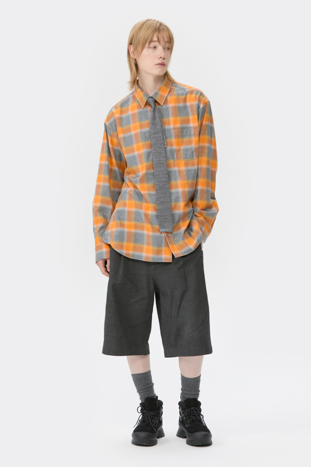 오렌지 오버사이즈 핏 레이어드 체크 셔츠는 남성 고객을 위한 캐주얼 스타일의 셔츠입니다. 가을과 겨울에 어울리는 긴소매 디자인으로, 옴브레 체크 패턴이 특징입니다. SOMELOS 유럽 수입 면 원단을 사용하여 제작되었으며, 오버핏과 레이어드 카라, 사이드 슬릿, 후면 절개 디테일이 돋보입니다. 여유로운 핏감으로 편안하게 착용 가능하며, 캐주얼, 클래식, 미니멀 스타일을 연출하기 좋습니다. 그레이 컬러도 함께 제공됩니다.
