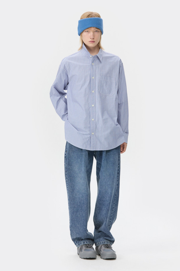 블루 오버사이즈 핏 슬릿 카라 롱 셔츠는 남성용 셔츠로, 봄, 가을에 착용하기 좋습니다. 베이직하고 캐주얼한 스타일로, 데이트룩이나 봄 소풍룩에 적합합니다. 얇은 두께의 면 소재로 제작되어 편안한 착용감을 선사하며, 긴 소매와 스트라이프 패턴이 특징입니다. 슬릿넥 디자인과 사이드 슬릿 디테일이 돋보이며, 오버핏으로 트렌디한 스타일을 연출합니다. 캐주얼, 미니멀, 클래식 스타일을 즐겨 입는 분들께 추천합니다.
