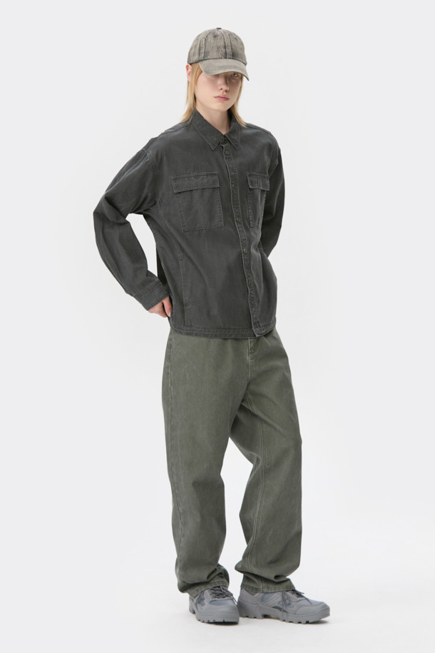 그레이 더블 포켓 데님 셔츠는 남성들을 위한 캐주얼하고 빈티지한 스타일의 상의입니다. 봄, 가을에 어울리는 릴랙스 핏의 긴 소매 셔츠로, 아우터처럼 걸쳐 입을 수 있습니다. 무지 패턴의 면 소재로 제작되었으며, 가슴 부분의 더블 포켓 디테일과 스냅 버튼이 특징입니다. 피그먼트 다잉 처리로 빈티지한 멋을 더했으며, 밑단 스트링으로 다양한 스타일 연출이 가능합니다. 데이트룩, 캠핑룩 등 다양한 TPO에 미니멀하게 활용하기 좋습니다.
