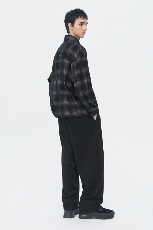 레드 스트링 체크 아우터 셔츠는 남성용 셔츠로, 봄, 가을에 캐주얼하게 연출하기 좋습니다. 레드와 블랙 컬러의 체크 패턴이 돋보이며, 오버핏으로 편안한 착용감을 선사합니다. 카라넥 디자인에 긴 소매 기장으로 제작되었으며, 체스트 포켓과 밑단 스트링 디테일로 포인트를 더했습니다. 데이트룩, 봄 소풍룩, 캐주얼, 미니멀, 시티보이 스타일을 즐기는 분들께 추천합니다. 밑단 스트링으로 핏 조절이 가능하여 다양한 스타일을 연출할 수 있습니다.
