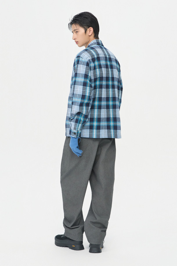 블루 체크 집업 아우터 셔츠는 남성 고객을 위한 캐주얼 스타일의 상의입니다. 봄, 가을에 적합하며, 베이직한 디자인으로 다양한 룩에 활용하기 좋습니다. 릴랙스핏으로 편안한 착용감을 선사하며, 칼라넥 라인과 긴 소매가 특징입니다. YKK 2-Way 지퍼, 체스트 포켓, 사이드 포켓을 갖춰 실용성을 높였으며, SOMELOS 유럽 수입 면 원단을 사용하여 고급스러운 촉감을 느낄 수 있습니다. 데이트룩, 봄 소풍룩 등 다양한 TPO에 활용 가능하며, 캐주얼, 클래식, 미니멀 스타일을 모두 소화할 수 있는 매력적인 아이템입니다.
