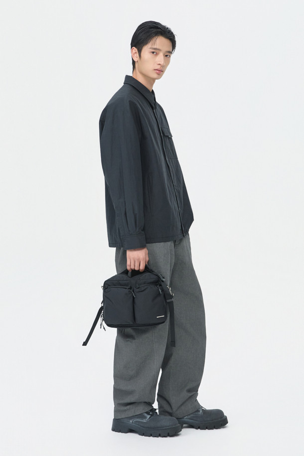 블랙 패딩 아우터 셔츠는 남성용 캐주얼 패딩셔츠입니다. 가을과 겨울에 착용하기 좋으며, 차이나칼라와 긴 소매, 무지 패턴으로 미니멀한 스타일을 연출합니다. 초경량 하스 충전재를 사용하여 보온성을 높였으며, 퀼팅 안감으로 부드러운 착용감을 제공합니다. 밑단 스트링 디테일과 우레탄 라벨 포인트가 특징이며, 핏은 오버핏으로 제작되었습니다. 면과 나일론 혼방 소재로 제작되어 편안함과 내구성을 동시에 갖췄습니다.
