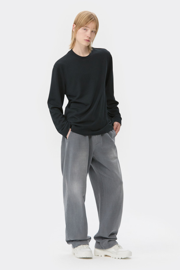 블랙 텍스처 티셔츠는 남성용으로, 미니멀, 클래식, 캐주얼 스타일을 아우르는 베이직한 디자인의 긴소매 티셔츠입니다. 폴리에스테르 소재로 제작되어 사계절 내내 착용 가능하며, 부드러운 촉감이 특징입니다. 레귤러 핏과 라운드넥 디자인으로 편안한 착용감을 선사하며, 자카드 패턴으로 은은한 포인트를 더했습니다. 사이드 라벨 디테일이 돋보이는 이 티셔츠는 일상복으로 활용하기 좋습니다.
