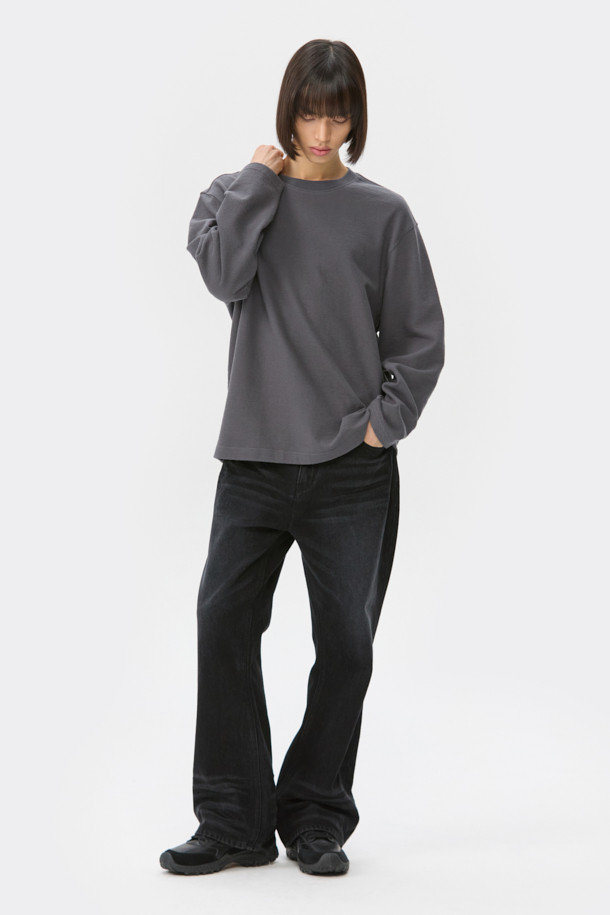 그레이 텍스처 티셔츠는 남성을 위한 베이직 스타일의 긴소매 티셔츠입니다. 봄, 가을에 적합하며, 부드러운 면 소재로 제작되어 편안한 착용감을 선사합니다. 레귤러 핏에 라운드넥 디자인으로, 일상적인 활동에 부담 없이 착용할 수 있습니다. 얇은 두께감과 무지 패턴은 미니멀, 클래식, 캐주얼 등 다양한 스타일에 활용하기 좋습니다. 사이드 라벨 디테일로 깔끔함을 더했습니다.
