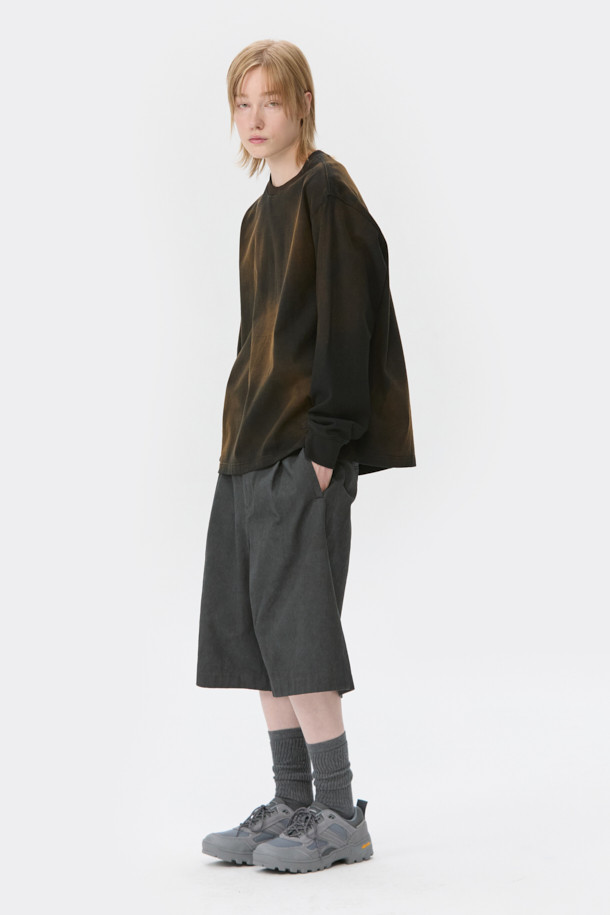 블랙 다잉 티셔츠는 빈티지한 스타일을 연출하는 공용 의류입니다. 사계절 내내 착용 가능하며, 릴렉스 핏으로 편안한 착용감을 선사합니다. 라운드 넥과 긴 소매 디자인으로 제작되었으며, 면 소재 특유의 부드러운 촉감이 특징입니다. 다잉 기법으로 제작되어 개체별 고유한 패턴을 가지며, 하단에는 브랜드 로고 자수가 포인트로 자리 잡고 있습니다. 여행룩, 캐주얼 및 미니멀 스타일을 선호하는 분들께 추천하며, 마감 부분에 미세한 결함이 있을 수 있습니다.
