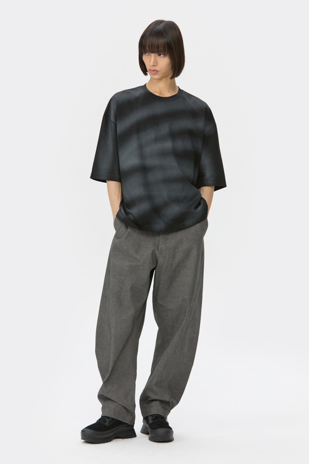 블랙 프린트 반소매 티셔츠는 남성용 상의로, 여름철 캐주얼 스타일을 연출하기에 적합합니다. 부드러운 면 소재로 제작되어 편안한 착용감을 선사하며, 오버핏으로 트렌디한 핏을 제공합니다. 라운드넥 디자인에 프린트 또는 스프레이 무늬가 더해져 개성 있는 스타일을 완성합니다. 휴가룩, 캠핑룩 등 다양한 TPO에 활용 가능하며, 미니멀, 스트리트 스타일을 즐기는 분들께 추천합니다. 손세탁을 권장합니다.
