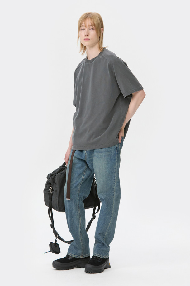 그레이 색상의 가먼트 다잉 하프 슬리브 티셔츠입니다. 빈티지하고 캐주얼한 무드를 연출하며, 봄, 여름에 편안하게 착용하기 좋습니다. 면 소재로 제작되어 부드러운 촉감을 선사하며, 릴랙스 핏으로 편안한 착용감을 제공합니다. 라운드넥 디자인에 어깨 절개 라인 디테일로 포인트를 더했습니다. 산책룩, 집콕룩 등 다양한 TPO에 활용 가능하며, 캐주얼, 미니멀, 클래식 스타일을 즐겨 입는 분들께 추천합니다.
