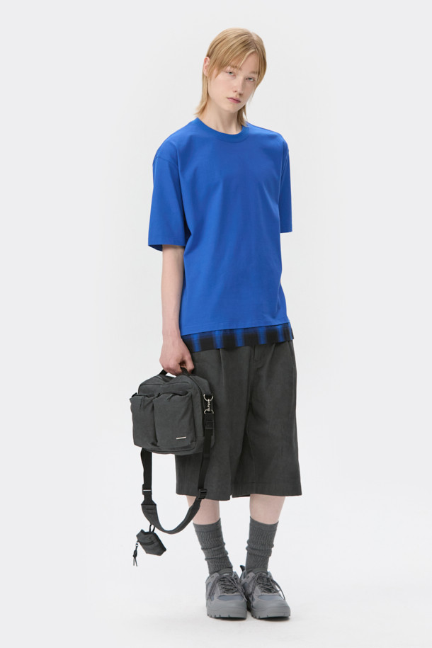 블루 레이어드 하프 슬리브 티셔츠는 부드러운 면 소재로 제작되어 편안한 착용감을 선사합니다. 캐주얼한 스타일로 산책룩, 집콕룩 등 다양한 TPO에 활용하기 좋습니다. 오버핏 디자인과 라운드넥으로 편안함과 스타일리시함을 동시에 잡았습니다. 무지 디자인에 우븐 원단 레이어드를 더해 포인트를 주었으며, 봄, 여름 시즌에 시원하게 착용하기 좋습니다. 미니멀한 스타일을 선호하는 분들에게 추천합니다.
