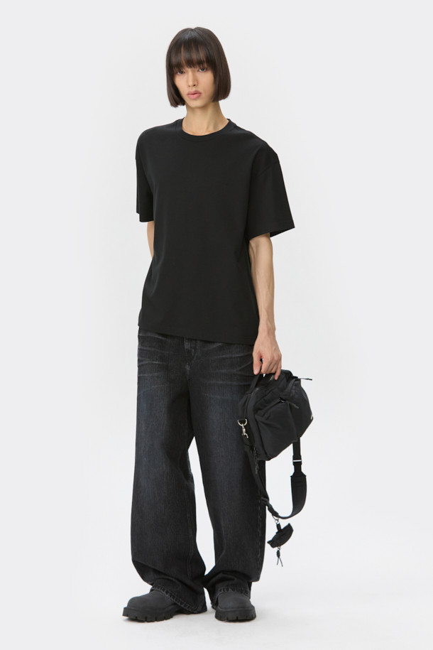 블랙 컬러의 남성용 그래픽 반소매 티셔츠입니다. 봄, 여름 시즌에 적합하며, 스트릿 스타일을 연출하기 좋습니다. 면 소재로 제작되어 부드러운 촉감을 선사하며, 오버핏으로 편안하게 착용할 수 있습니다. 라운드넥 디자인에, 전면에 프린트, 후면에 자수 아트웍이 더해져 개성 있는 스타일을 완성합니다. 캐주얼한 일상복으로 활용하기 좋습니다.
