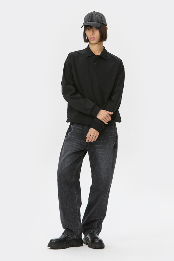 블랙 스웨트 폴로입니다. 부드러운 면 100% 소재로 제작되어 편안한 착용감을 선사합니다. 립 카라 디테일과 긴소매 디자인이 특징이며, 캐주얼하고 미니멀한 스타일을 연출합니다. 밑단 스트링으로 핏 조절이 가능하며, 사이드 포켓이 있어 실용성을 더했습니다. 출근룩이나 산책룩 등 다양한 일상에 활용하기 좋은 오버핏 폴로 스웨트셔츠입니다.
